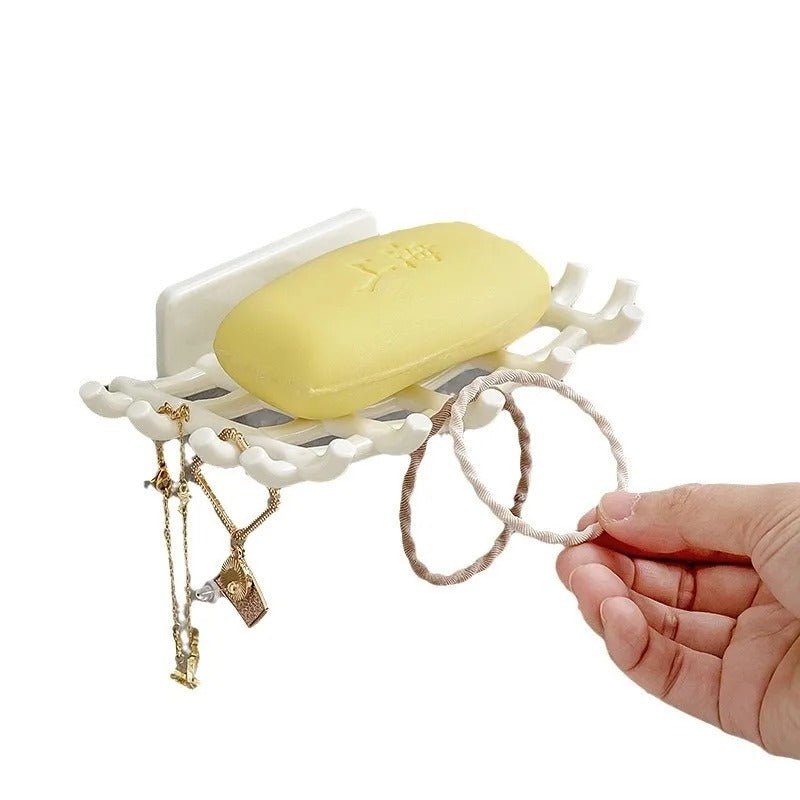 porte savon dans la douche grille drainante blanc avec objets dessus
