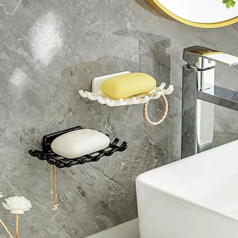 porte savon dans la douche noir et blanc sur le mur de salle de bain