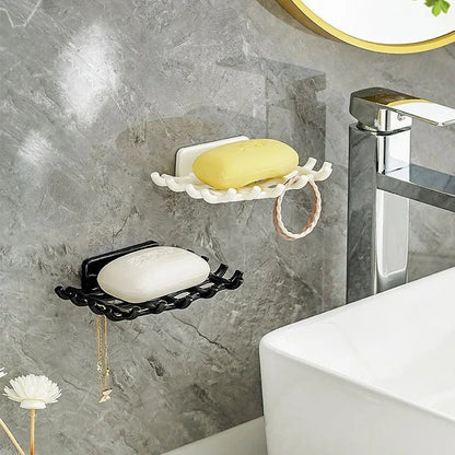 porte savon dans la douche noir et blanc sur le mur de salle de bain