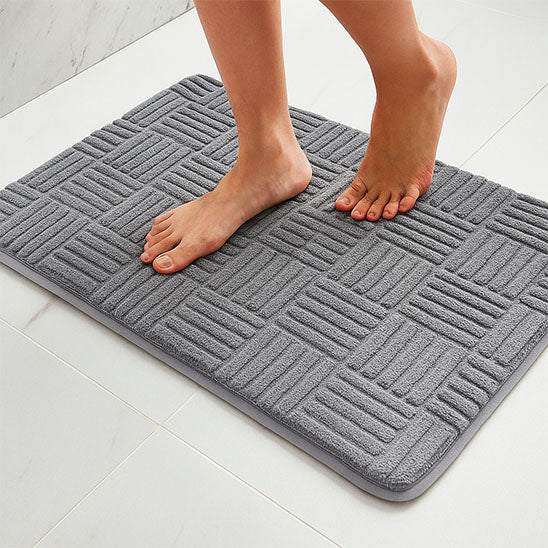 femme sur tapis salle de bain épais à rayures gris
