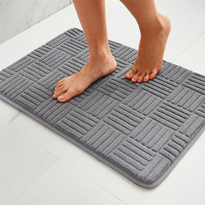 femme sur tapis salle de bain épais à rayures gris