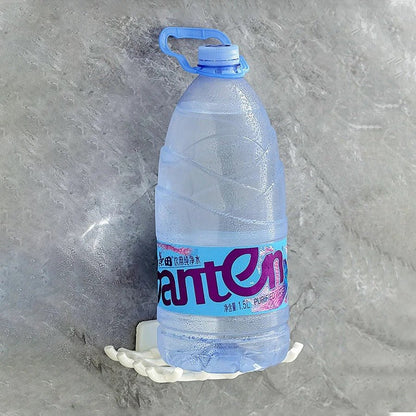 porte savon dans la douche avec bouteille d'eau dessus