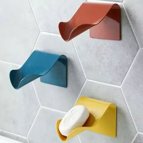 porte savon mural bleu rouge et ajune sur carrelage gris