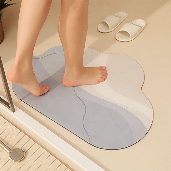 femme sur tapis de bain antidérapant en forme de nuage