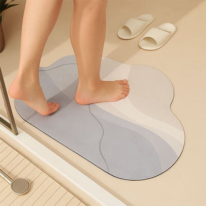 femme sur tapis de bain antidérapant en forme de nuage