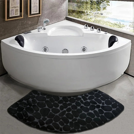 tapis de bain épais et absorbant noir devant baignoire