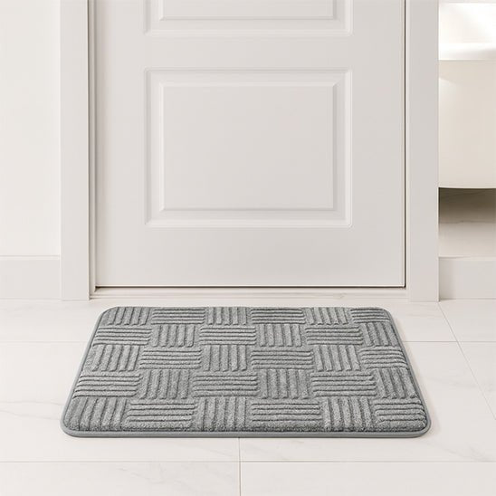 tapis salle de bain épais à rayures devant porte