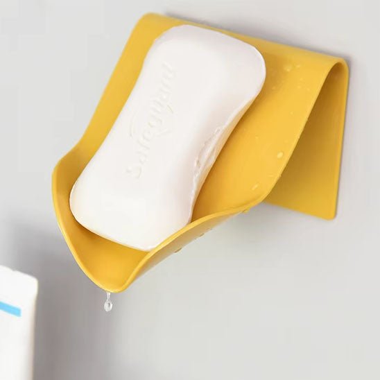 porte savon mural jaune accroché au mur blanc
